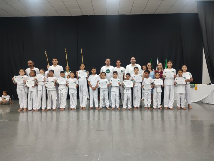 Projeto Capoeirando realiza formatura e celebra graduação de alunos no Anfiteatro Avelino Antônio Colla