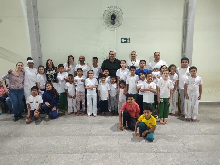 Secretaria Municipal de Educação e Cultura entrega uniformes aos alunos e professores do Projeto Capoeirando