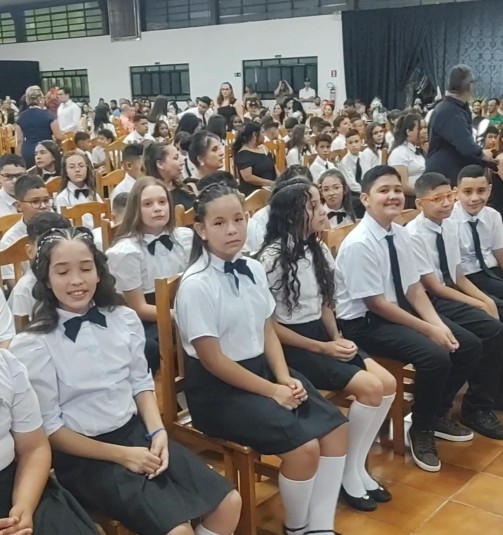Cerimônia reúne autoridades e famílias na formatura de 140 estudantes do Ensino Fundamental I