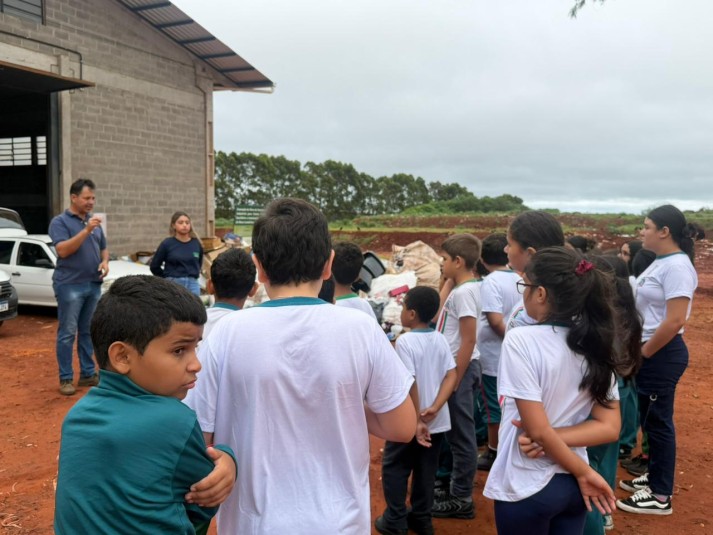 Alunos da Escola Santa Mônica visitam aterro sanitário e aprendem sobre descarte correto de resíduos